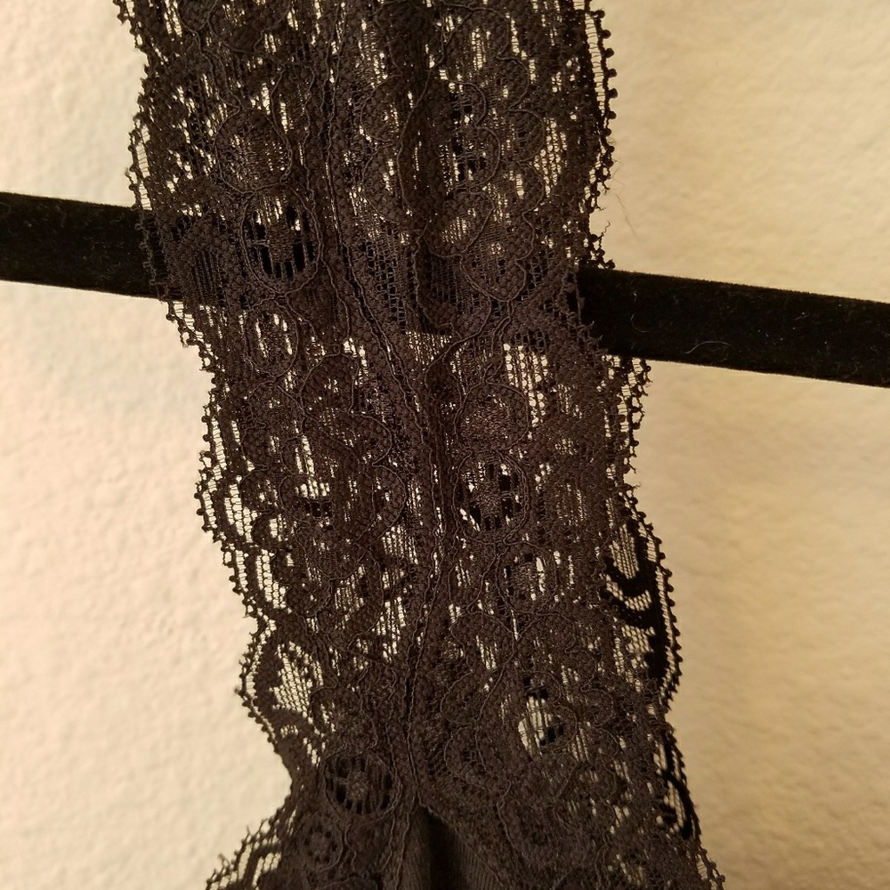 Black tank top - Picture 2 of 3